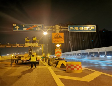 长治郑州市北三环彩虹桥交通标志牌安装现场